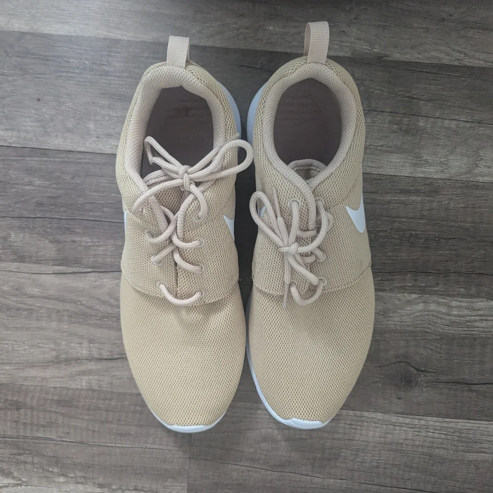 Brand New Without Tags Tan Size 10 Women's Nike Running Sneakers - Picture 4 of 6